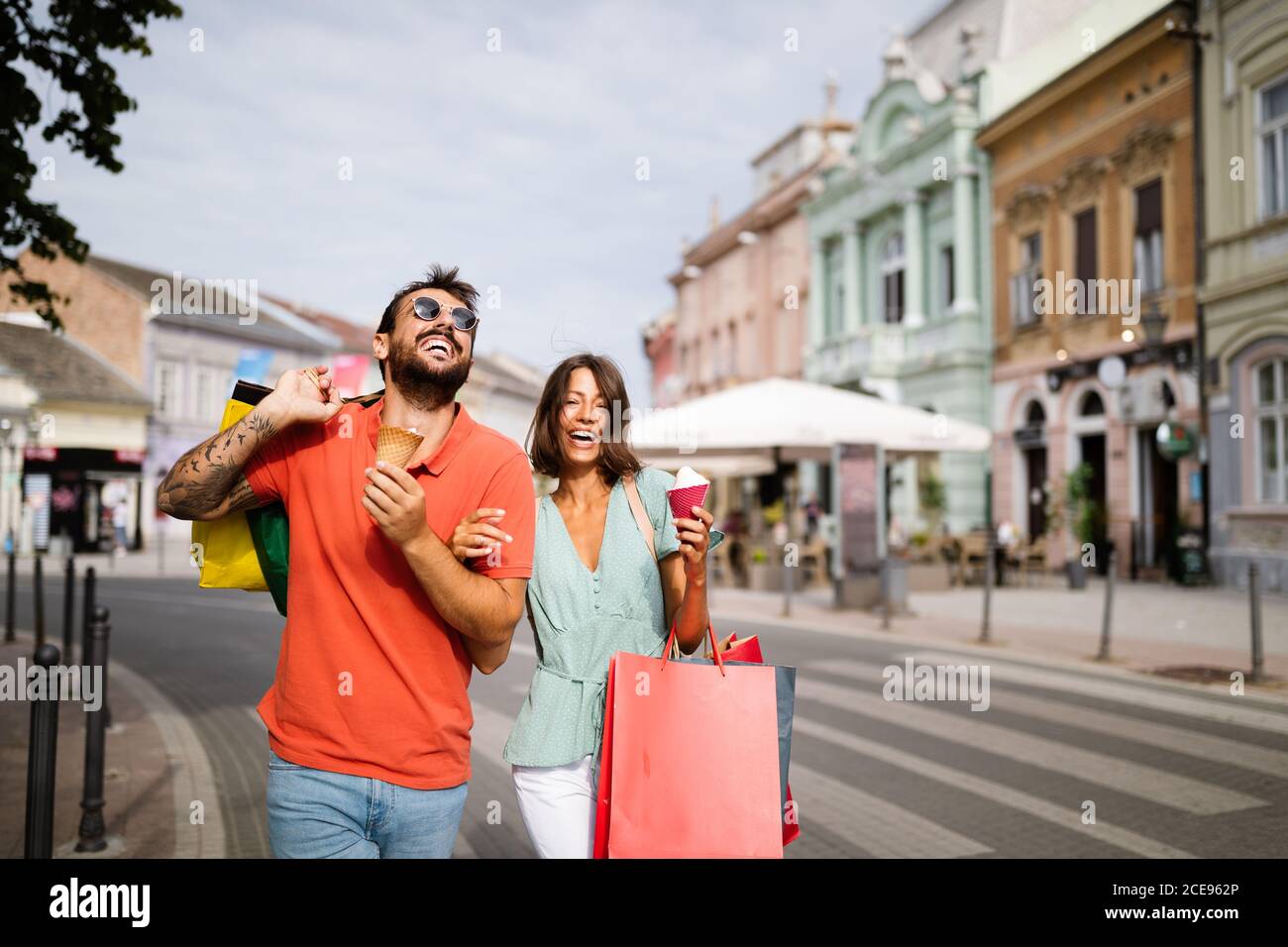 Verkauf, Konsumerismus und Personalkonzept. Glückliches Paar mit Einkaufstaschen in der Stadt Stockfoto