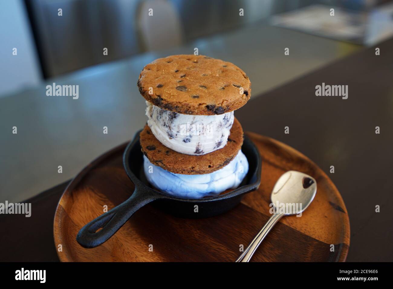 Kekse und Sahne Eis Sandwich serviert auf Holzplatte Stockfoto