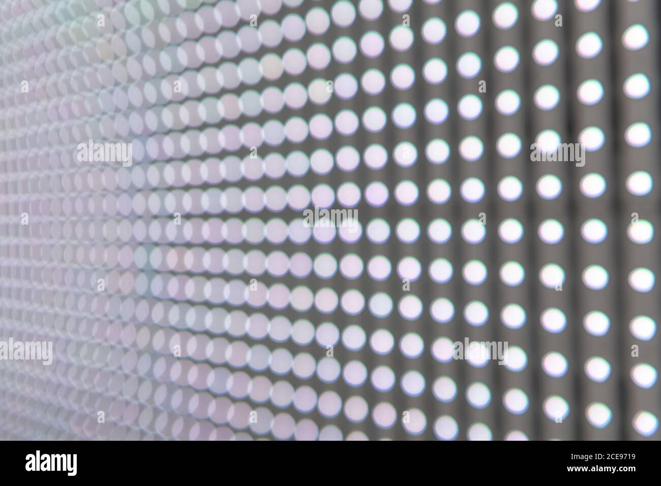 Nahaufnahme einer LED-Wand, wo Sie die gleichmäßig angeordneten Leuchtdioden in vielen Linien sehen können. Stockfoto