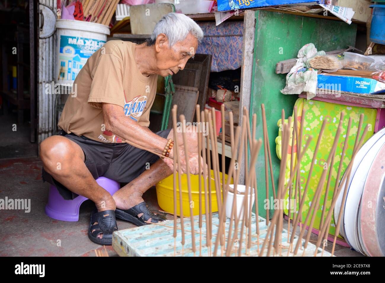 Georgetown, Penang/Malaysia - Okt 23 2016: Der letzte Handwerker des handgefertigten Joss-Stick-Herstellers in Penang stellt weiterhin uralten chinesischen Weihrauch her. Stockfoto