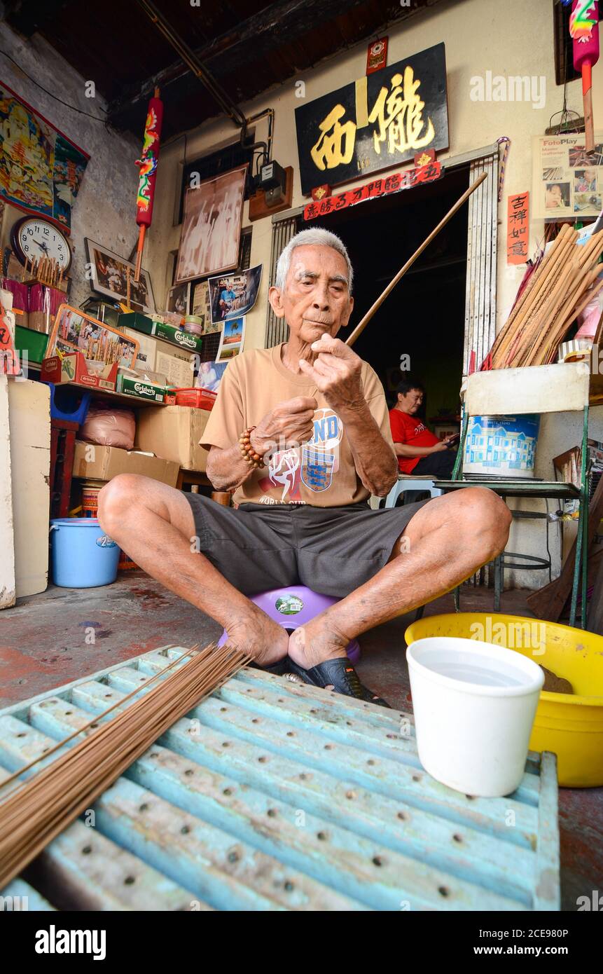 Georgetown, Penang/Malaysia - Okt 23 2016: Penang arbeitet die letzten Schnürstiftmacher bei ihm zu Hause. Stockfoto