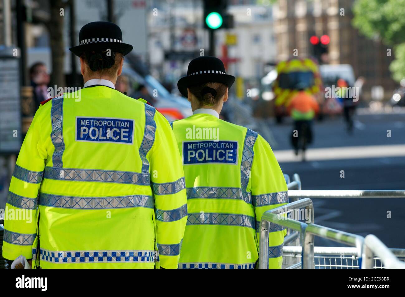 London, England - 25. Mai 2011: Zwei Polizeifrauen gehen die Straße entlang zwei Polizeifrauen gehen die Straße entlang in fluoreszierenden Jacken Stockfoto