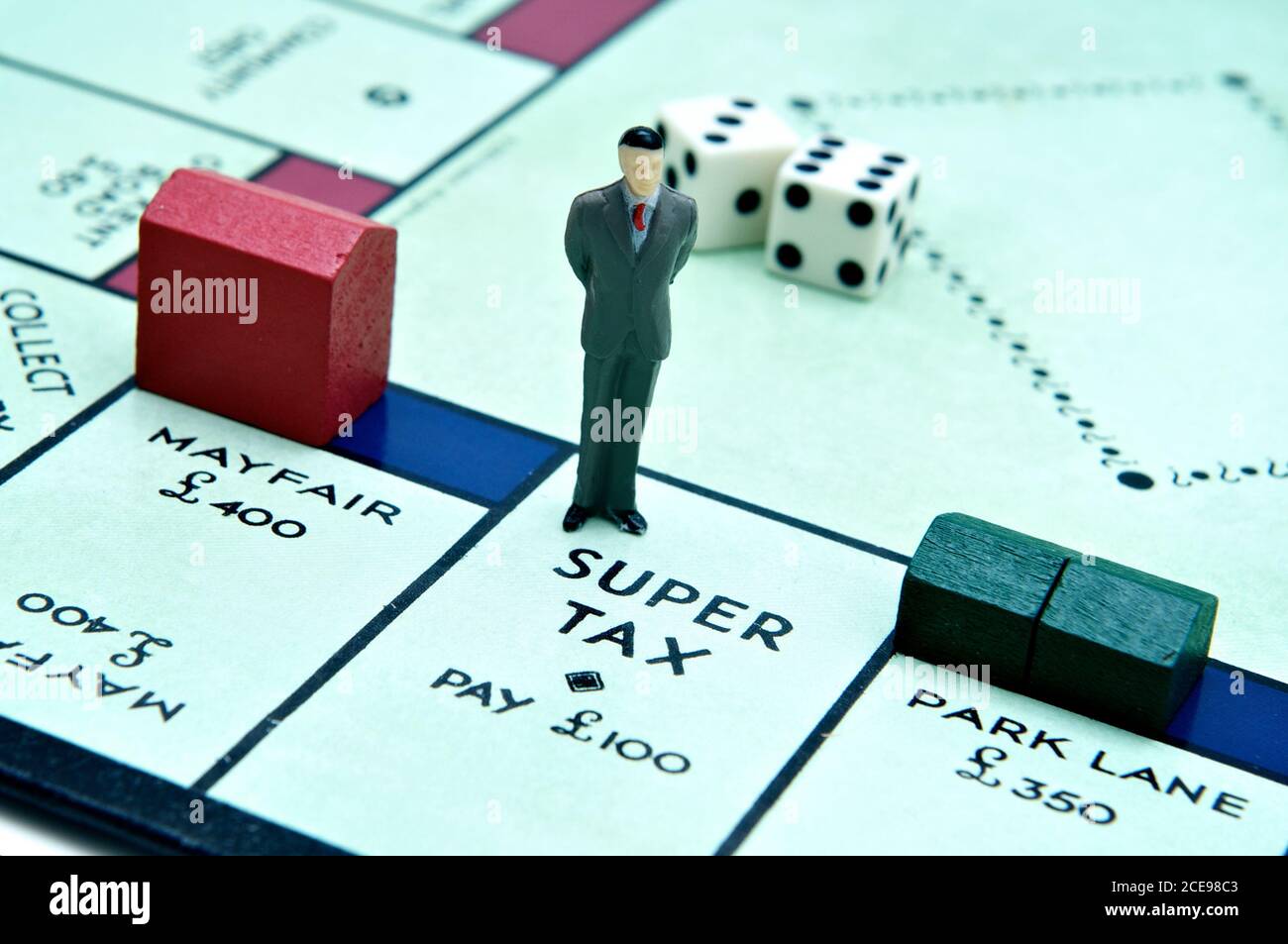 London, Großbritannien - 2. Juli 2011: Modellfigur eines Geschäftsmanns, der bei Super Tax auf dem Brettspiel Monopoly steht Modellfigur eines Geschäftsmanns, der bei der SuperTax steht Stockfoto