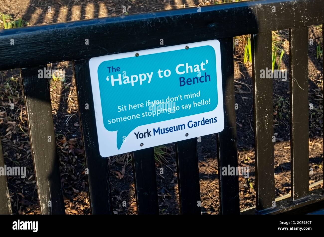 Gerne Chat-Bank, um soziale Interaktion im Park zu fördern. Stockfoto