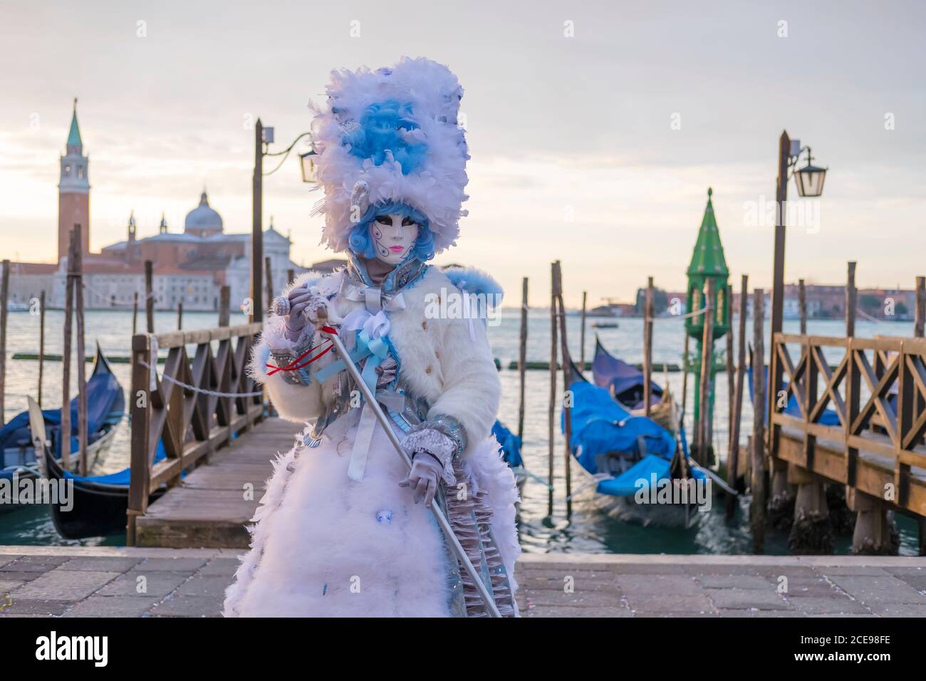 Eine Frau in Karnevalskostüm in Venedig. Stockfoto