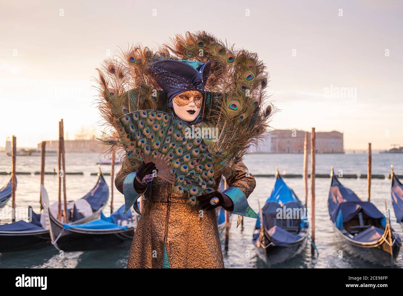 Eine Frau in Karnevalskostüm in Venedig. Stockfoto