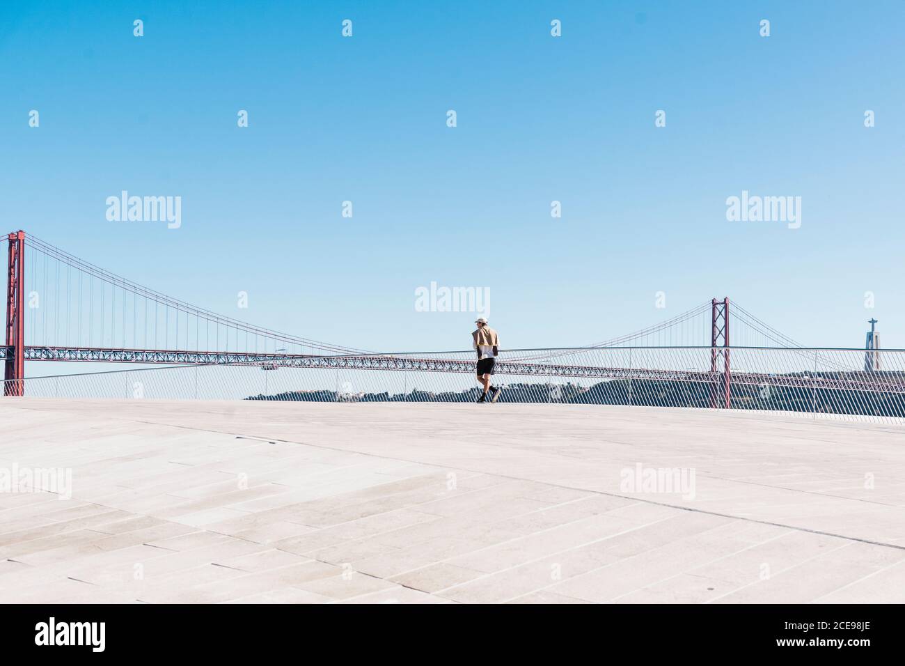Ein Mann, der die Aussicht von der Dachterrasse des Museums für Kunst, Architektur und Technologie genießt. Stockfoto