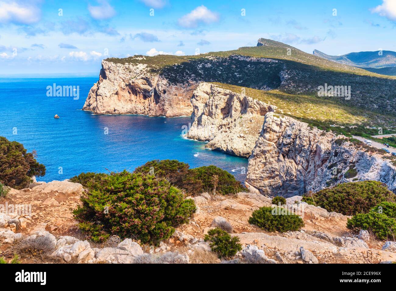 Jagd auf Kap, Klippen und blaues Meer. Sardinien, Italien Stockfoto
