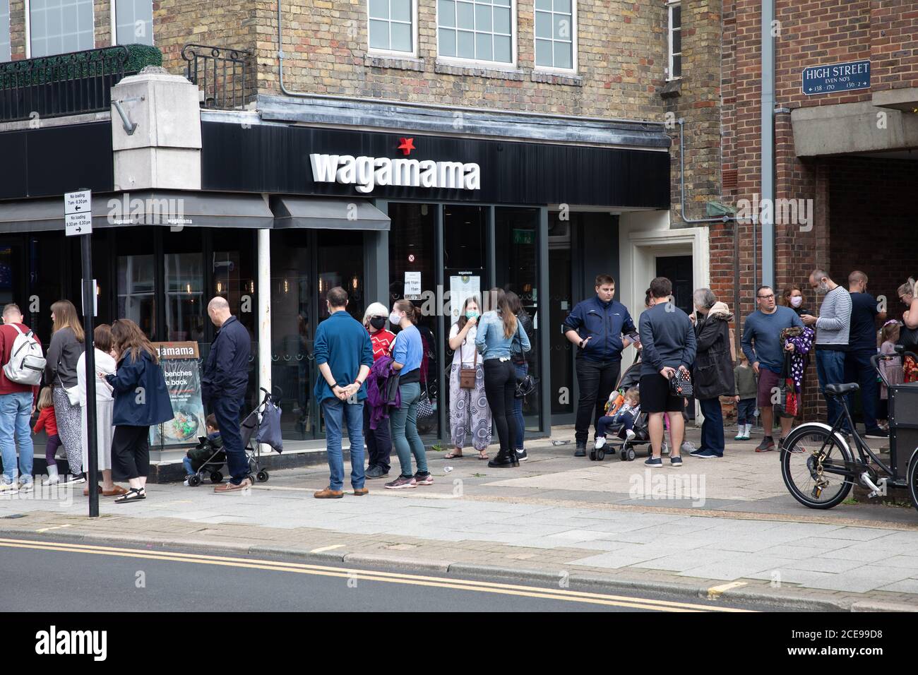 Sevenoaks, Kent, Großbritannien. August 2020. Die Menschen machen das Beste aus der letzten Bank Holiday in diesem Jahr und der letzte Tag der Regierung essen aus, um zu helfen, Schema. Es gab Schlangen vor Costa und Wagamama Restaurants in Sevenoaks, Kent. Das Wetter verbesserte sich leicht vom nassen Wochenende mit sonnigem und bewölktem Himmel und einem hoch von 16C. Kredit: Keith Larby/Alamy Live Nachrichten Stockfoto