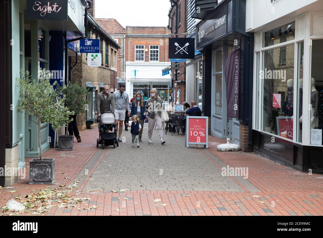 Sevenoaks, Kent, Großbritannien. August 2020. Die Menschen machen das Beste aus der letzten Bank Holiday in diesem Jahr und der letzte Tag der Regierung essen aus, um zu helfen, Schema. Es gab Schlangen vor Costa und Wagamama Restaurants in Sevenoaks, Kent. Das Wetter verbesserte sich leicht vom nassen Wochenende mit sonnigem und bewölktem Himmel und einem hoch von 16C. Kredit: Keith Larby/Alamy Live Nachrichten Stockfoto