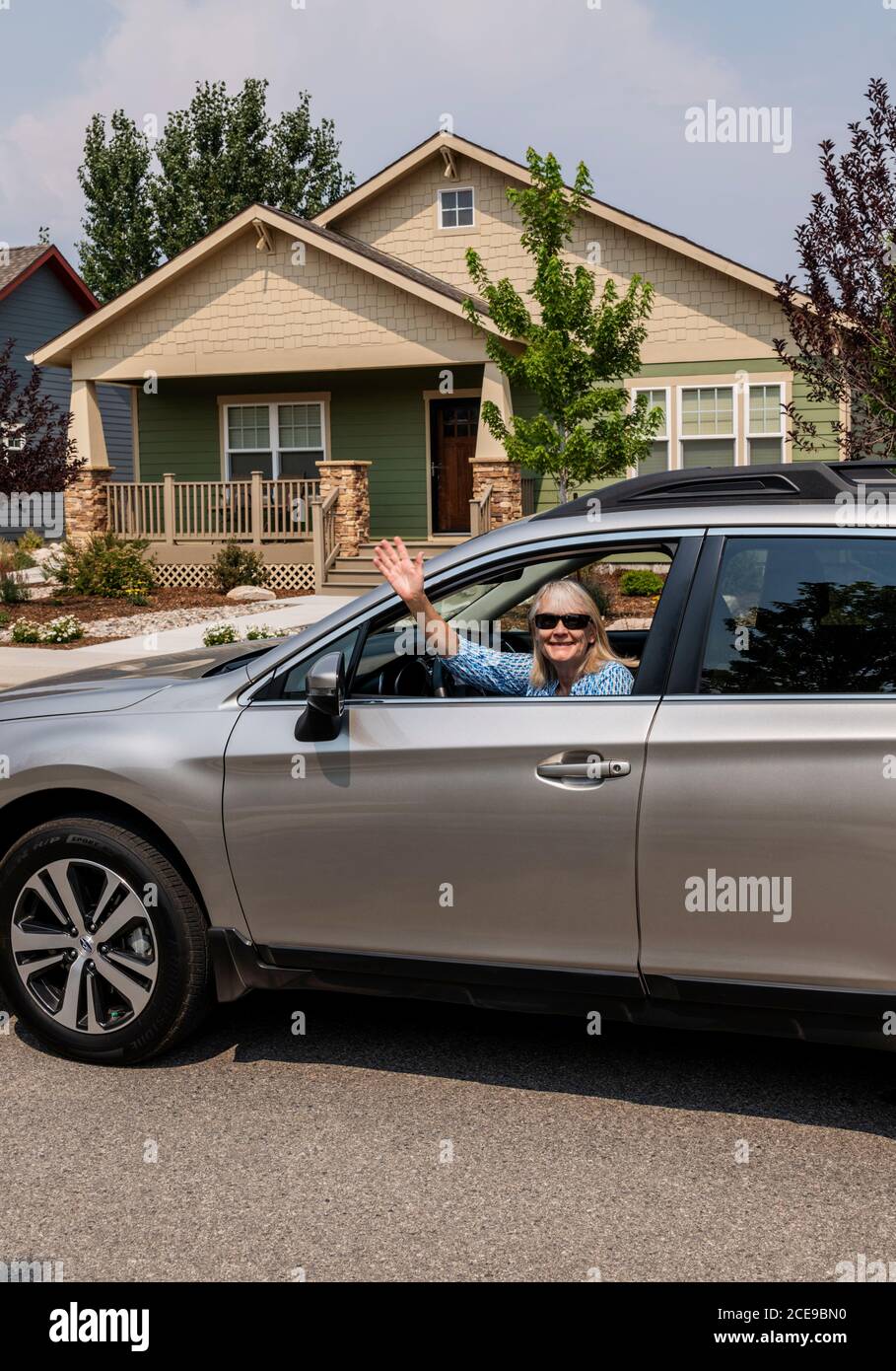 Frau winkt vom Fahrersitz des Subaru Outback; Salida; Colorado; USA Stockfoto