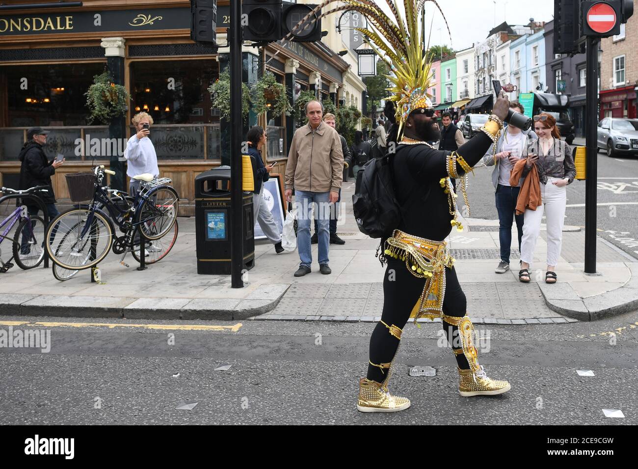 Ein Mann in Kostümen, der am Online-Notting Hill Carnival im Norden Londons teilnehmen wollte, nachdem der Karneval von 2020 wegen der Coronavirus-Pandemie abgesagt wurde, wobei die Ereignisse online gestreamt wurden. Stockfoto