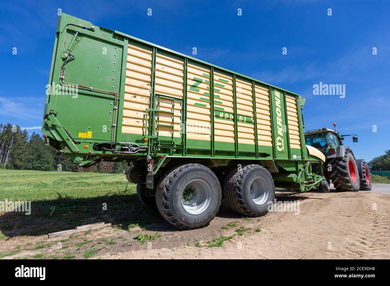 BAYERN / DEUTSCHLAND - 20. AUGUST 2020: Fendt Traktor mit Ladewagen, arbeitet an einer Biogasanlage Stockfoto