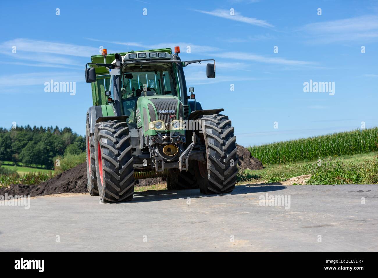 BAYERN / DEUTSCHLAND - 20. AUGUST 2020: Fendt Traktor mit Ladewagen, arbeitet an einer Biogasanlage Stockfoto