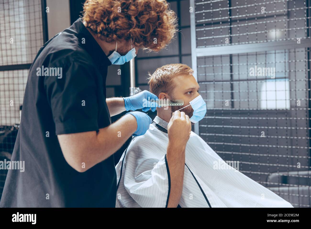 Friseur Mit Handschuhen Fotos Und Bildmaterial In Hoher Aufl sung Alamy friseur-mit-handschuhen-fotos-und-bildmaterial-in-hoher-aufl-sung-alamy