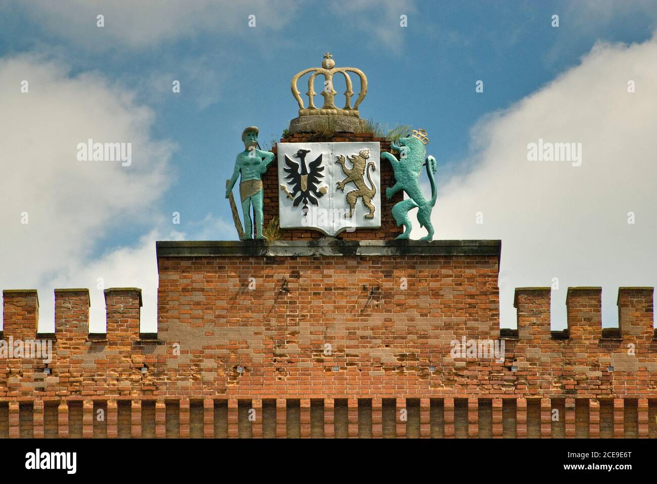 Kartusche mit Wappen an der Zinnen-Mauer auf Schloss Kamieniec Ząbkowicki in Niederschlesien, Polen Stockfoto