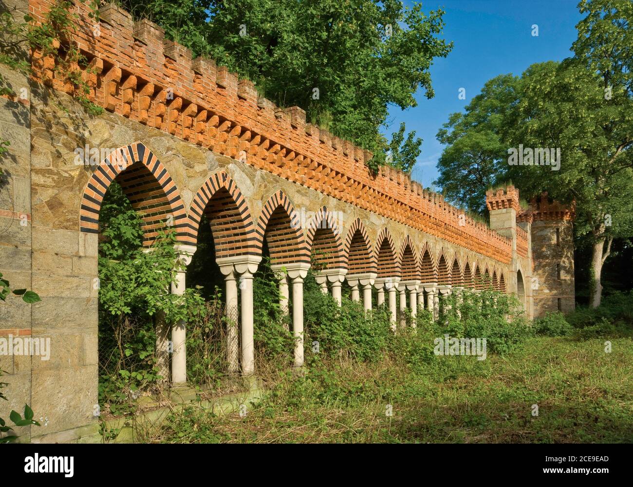 Neogotische Zinnen und Bögen auf Schloss Kamieniec Ząbkowicki in Niederschlesien, Polen Stockfoto