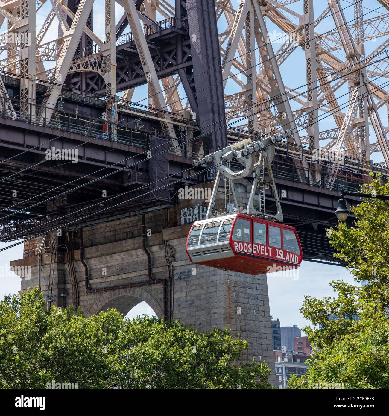 Roosevelt Island Tram mit der Ed Koch Queensboro Bridge im Hintergrund, New York, NYC Stockfoto