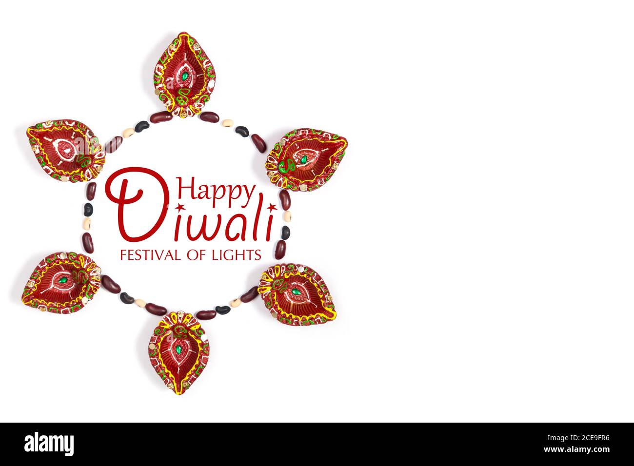 Happy Diwali - Ton Diya Lampen während Dipavali, hinduistischen Festival der Lichter Feier beleuchtet. Bunte traditionelle Öllampe Diya auf weißem Hintergrund. Kopieren Stockfoto