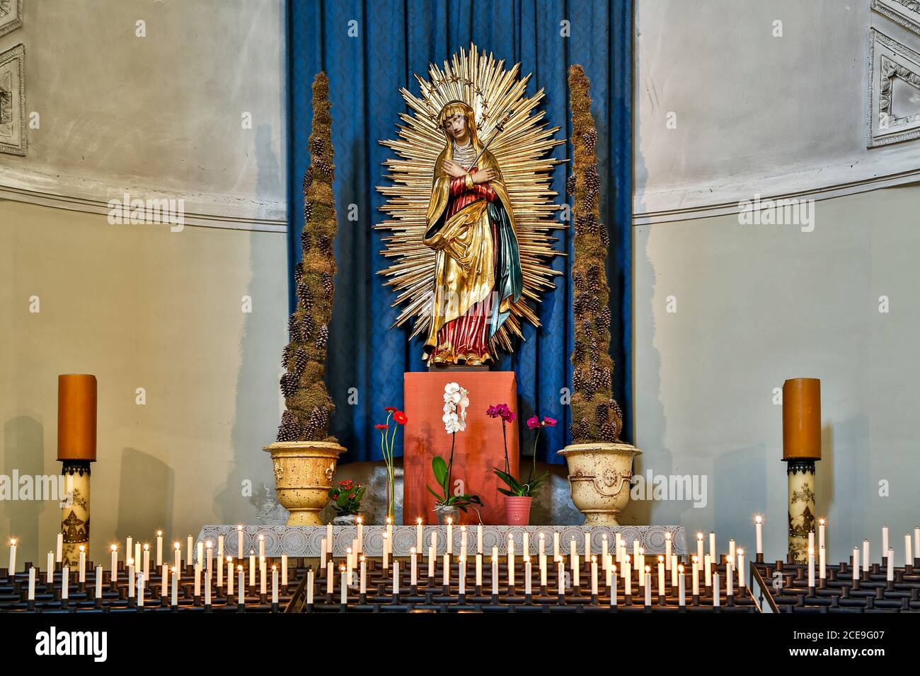 Statue der Jungfrau der Schmerzen und Kerzen, St. Michaelskirche, München, Deutschland Stockfoto