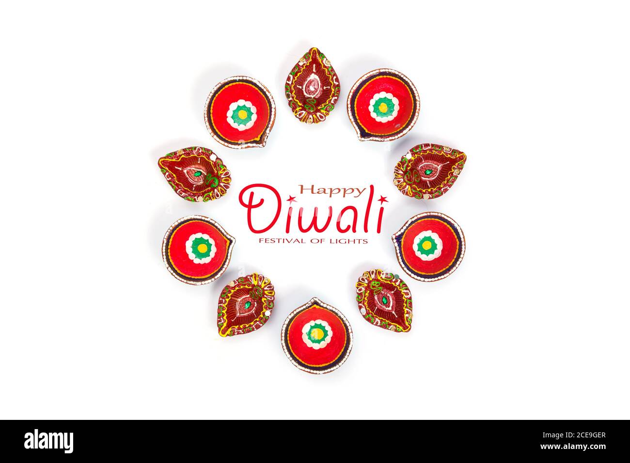 Happy Diwali - Ton Diya Lampen während Dipavali, hinduistischen Festival der Lichter Feier beleuchtet. Bunte traditionelle Öllampe Diya auf weißem Hintergrund. Kopieren Stockfoto