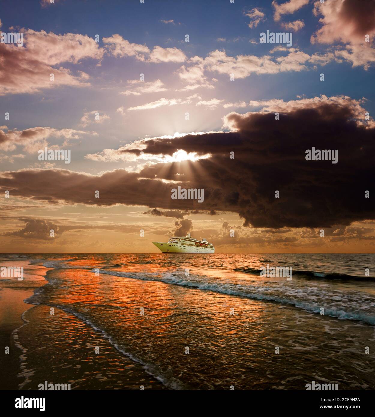 Luxusyacht auf dem Meer bei Sonnenuntergang Stockfoto