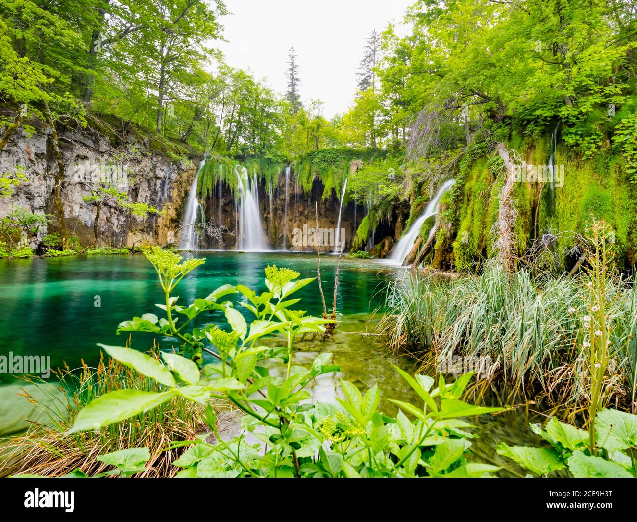 Bunte Nationalpark verträumte Plitvicer Seen in Kroatien Europa Wasser Fließender Wasserfluss Wasserfall malerische Landschaft Stockfoto