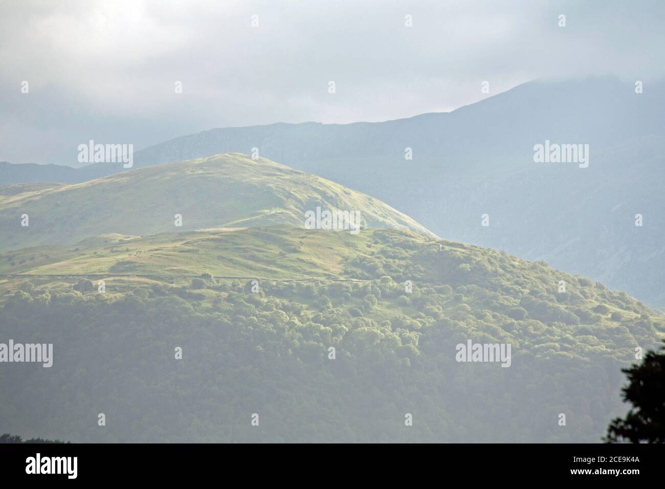 Sonnenlicht bricht durch Sturmwolken in der Nähe des Dorfes Eglwysbach The Conwy Valley Snowdonia North Wales Großbritannien Stockfoto