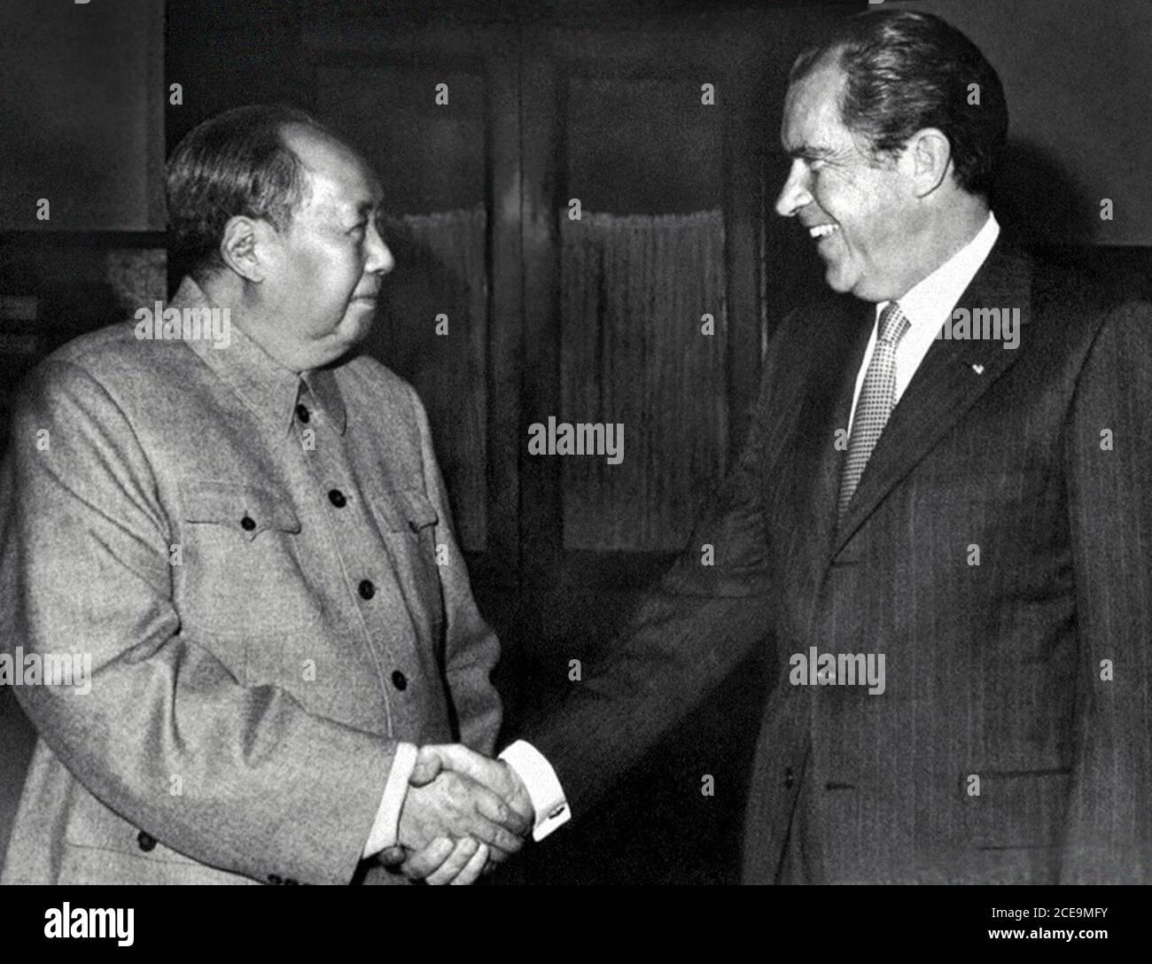 US-Präsident Richard Nixon schüttelt dem Vorsitzenden der Kommunistischen Partei Chinas, Mao Zedong, die Hände. Das Foto wurde während Nixons historischer Reise nach China 1972 aufgenommen. Stockfoto