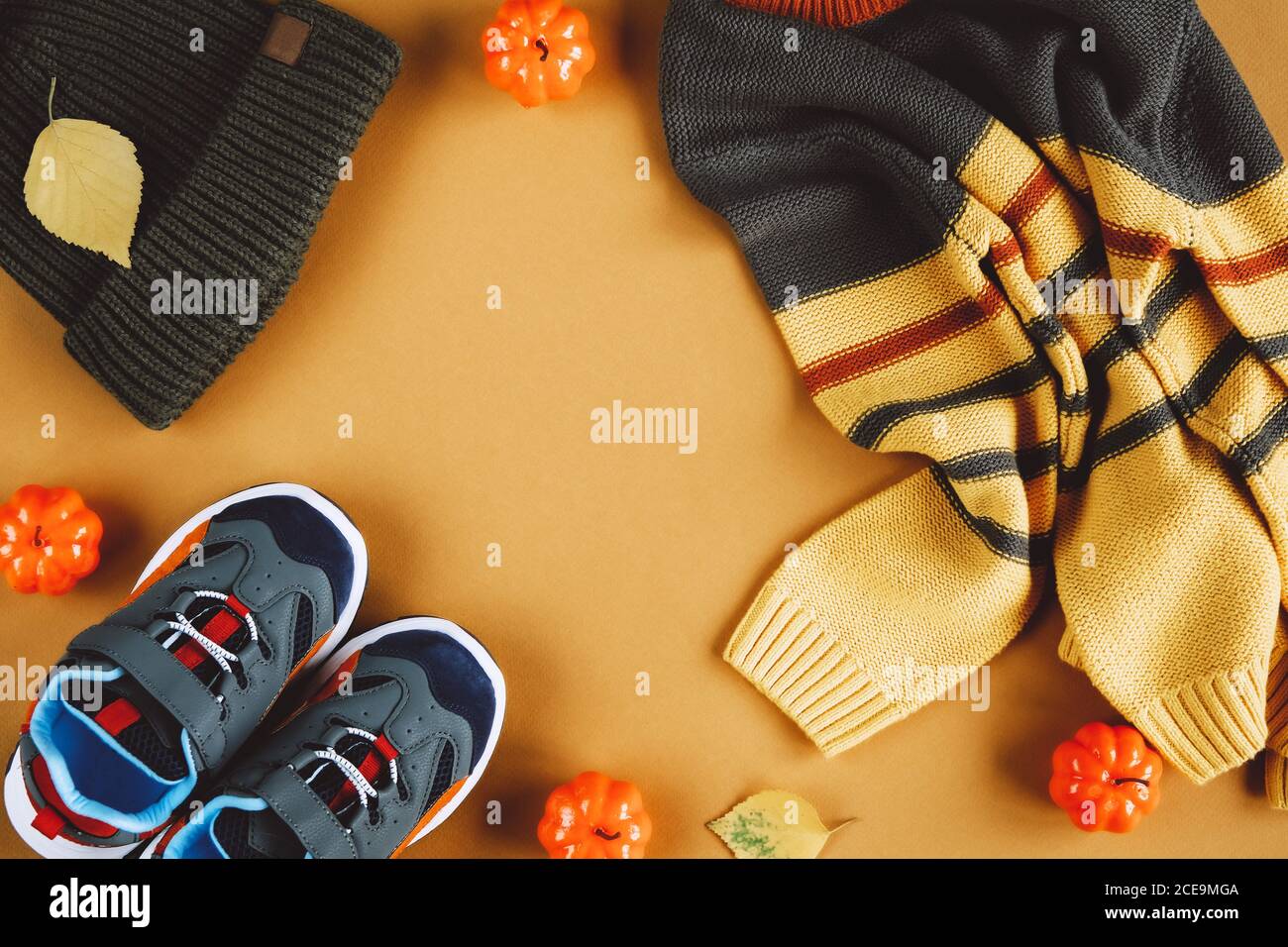 Herbstkleidung in warmen gelben und khakigrünen Farben. Stockfoto