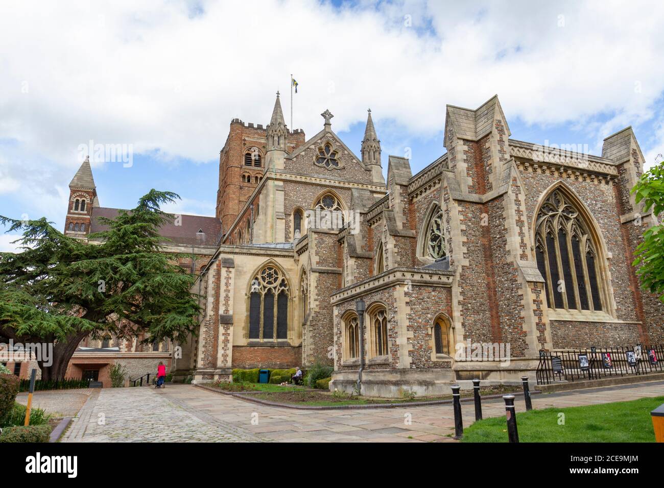 Außenansicht der östlichen Fassade der Kathedrale und Abbey Church of Saint Alban, St Albans, Hertfordshire, Großbritannien. Stockfoto