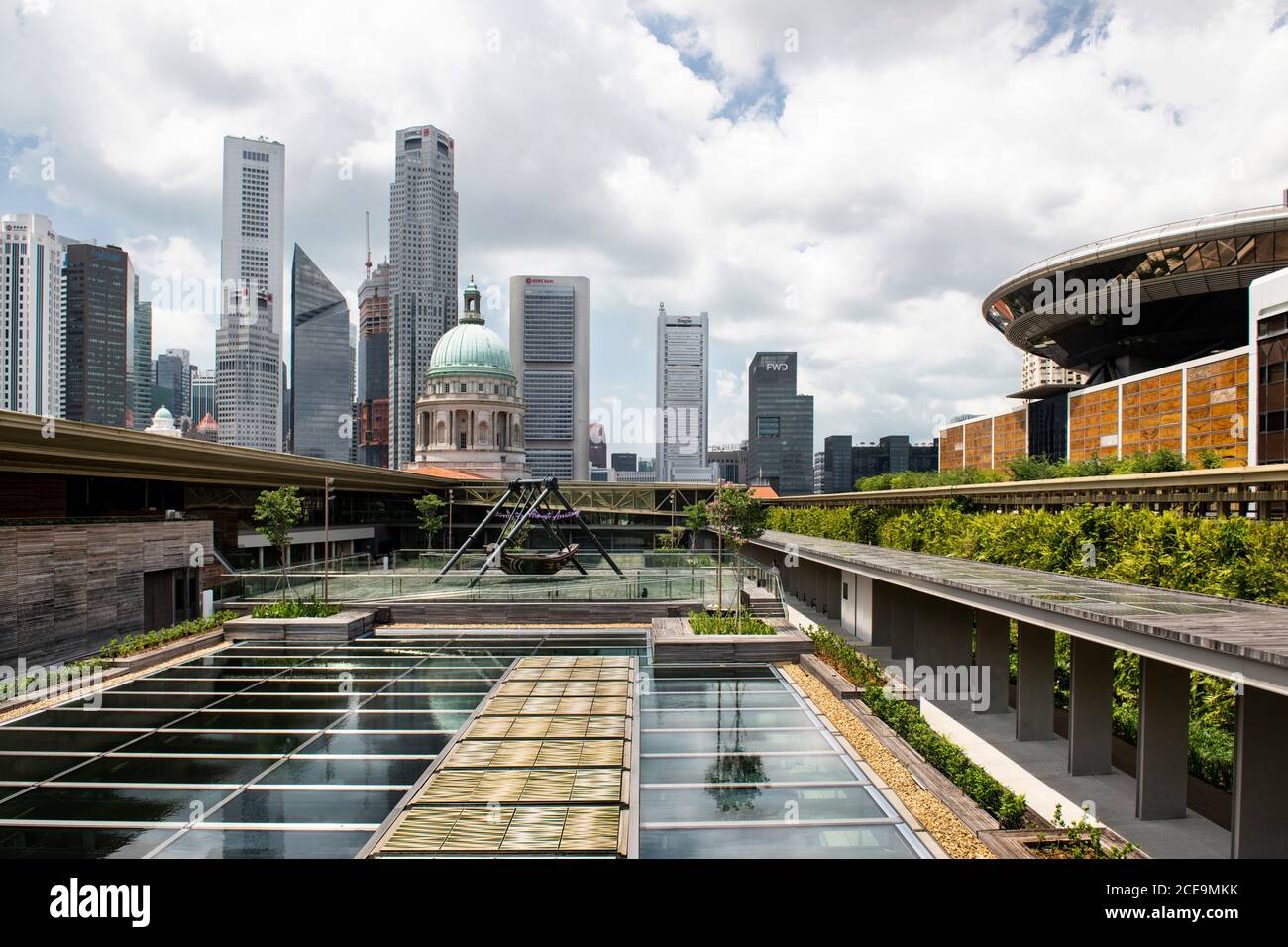 Singapur, Singapur: 07. März 2020. National Gallery Singapur Dachterrasse öffentlichen Raum mit Blick auf den Old Supreme Court Flügel (Kuppel) und Singapur Acad Stockfoto