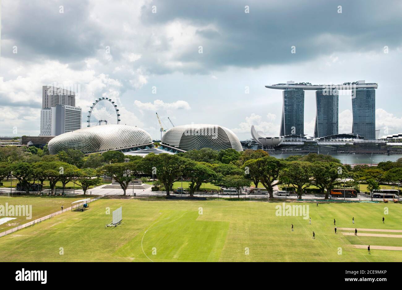 Singapur, Singapur: 07. März 2020. National Gallery Singapur Blick auf die Esplanade-Theater an der Bucht (L) und die Marina Bay Sands (R) Alamy Stock im Stockfoto