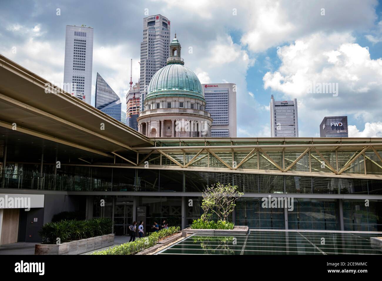 Singapur, Singapur: 07. März 2020. National Gallery Singapore Öffentliche Dachterrasse mit Blick auf den Old Supreme Court Flügel (Kuppel). Das Gebiet ist bekannt Stockfoto