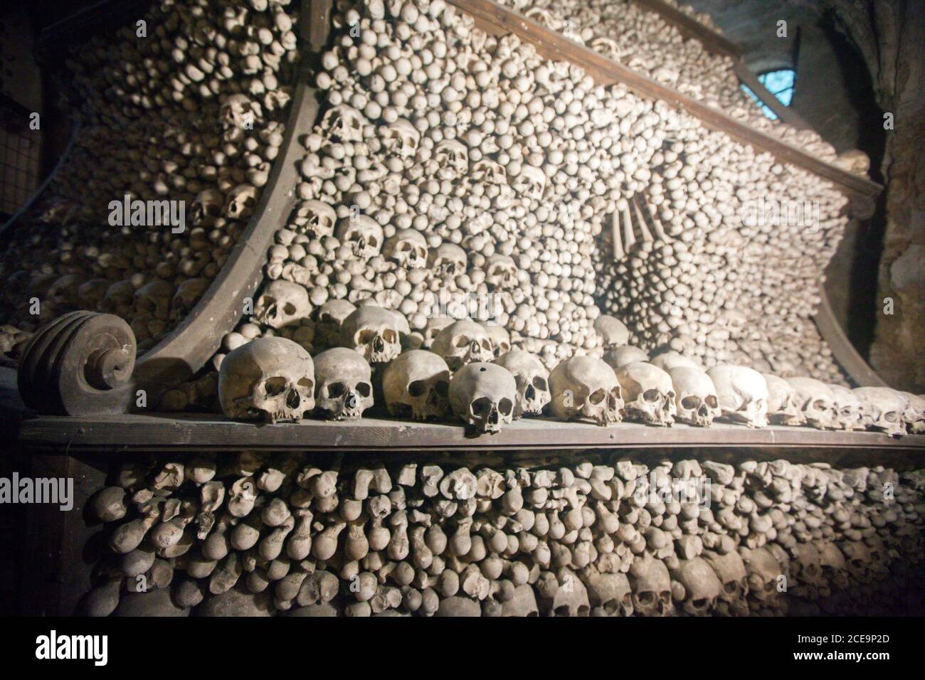 Pile Of Skulls und Knochen in Sedlec Beinhaus Stockfoto