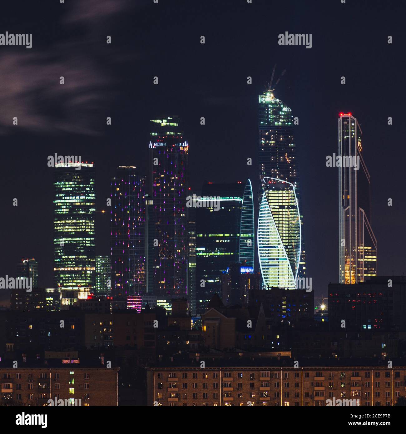 Wolkenkratzer von Moscow City Business Center bei Nacht, Russland. Architektur und Wahrzeichen von Moskau. Höhepunkt der Dreharbeiten Stockfoto