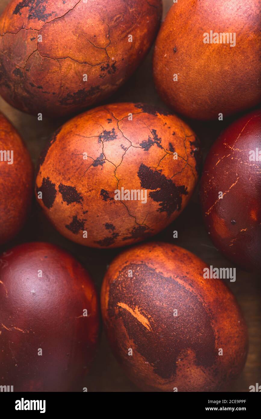 Ostereier auf Holz- Hintergrund. Malte braun mit Flecken und Risse. Selektiver Fokus Makroaufnahme mit flachen DOF Stockfoto