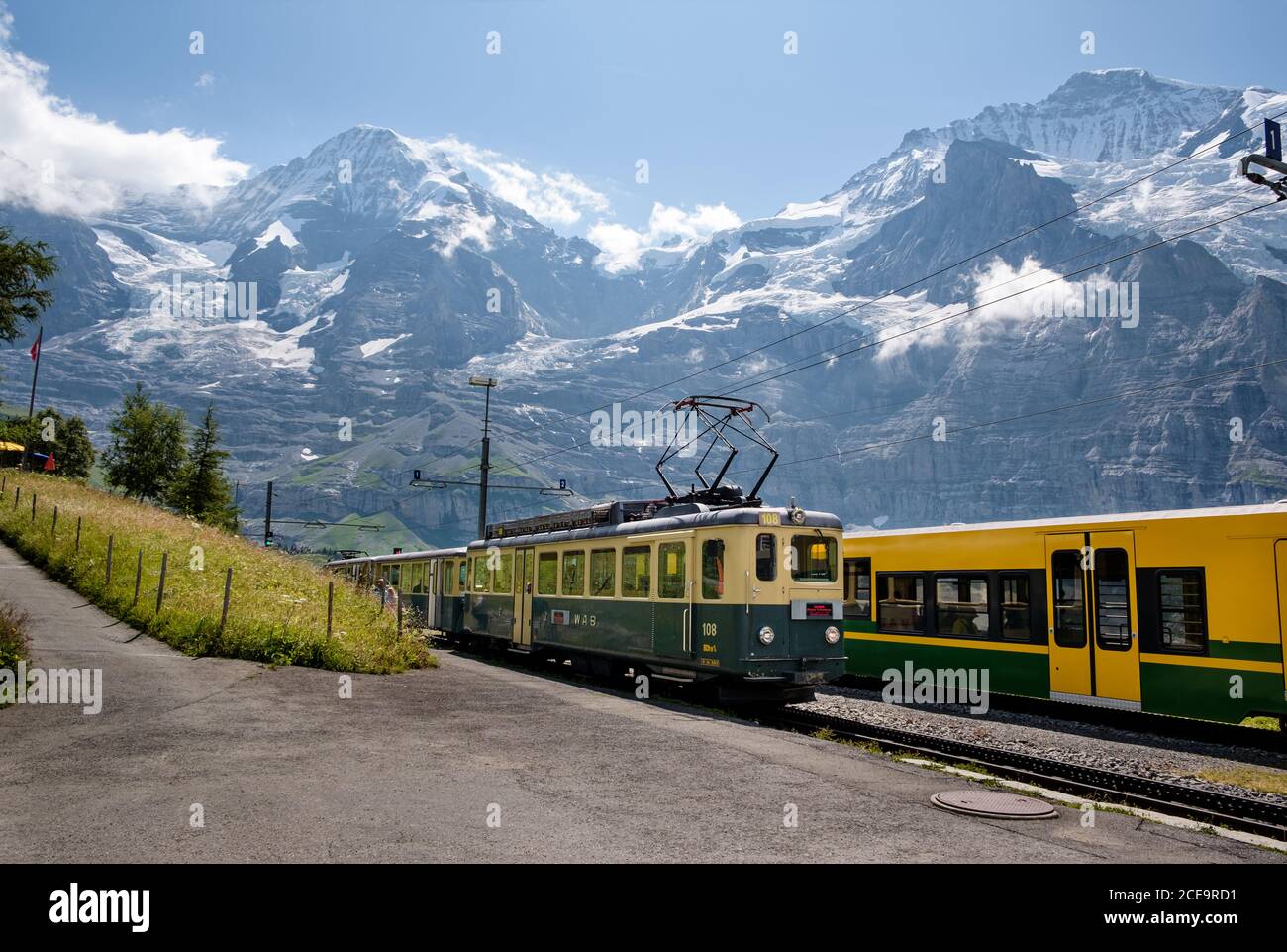 Lauterbrunnen, Berner Oberland, Schweiz - 3. August 2010 : Alter Zug (Klasse BDhe4/4) im Bahnhof Wengernalp mit schneebedeckten Gipfeln von J Stockfoto