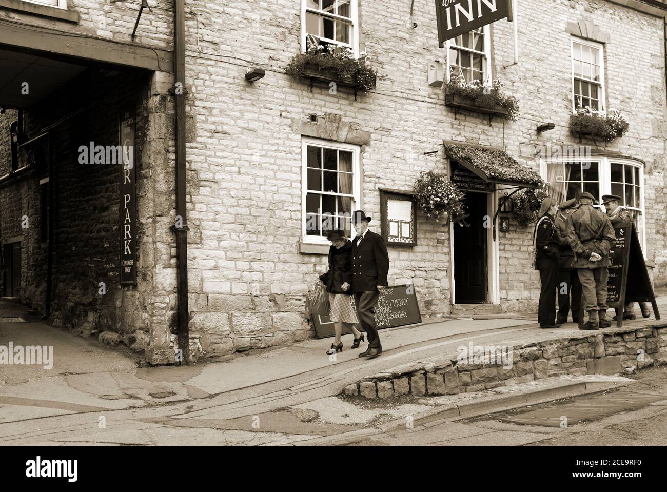 Straßentreffen in Kriegszeiten Stockfoto