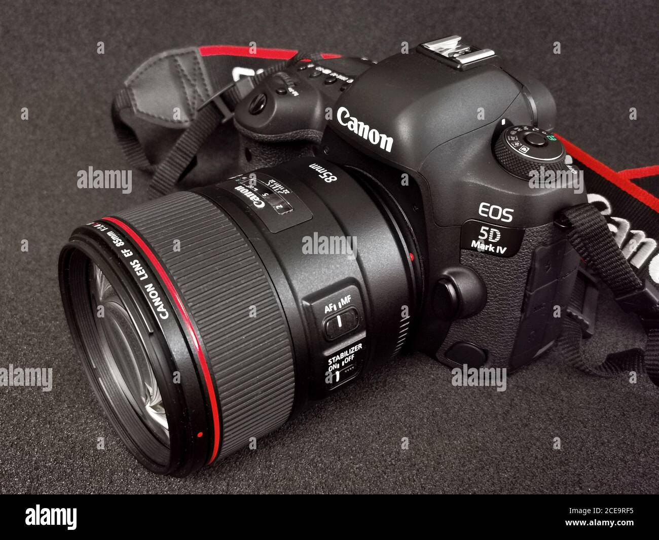 Canon 5D Mark IV Kamera mit Canon EF 85mm 1:1.4 L IS USM Objektiv auf schwarzem Hintergrund. 31.08.2020. Warschau, Polen Stockfoto