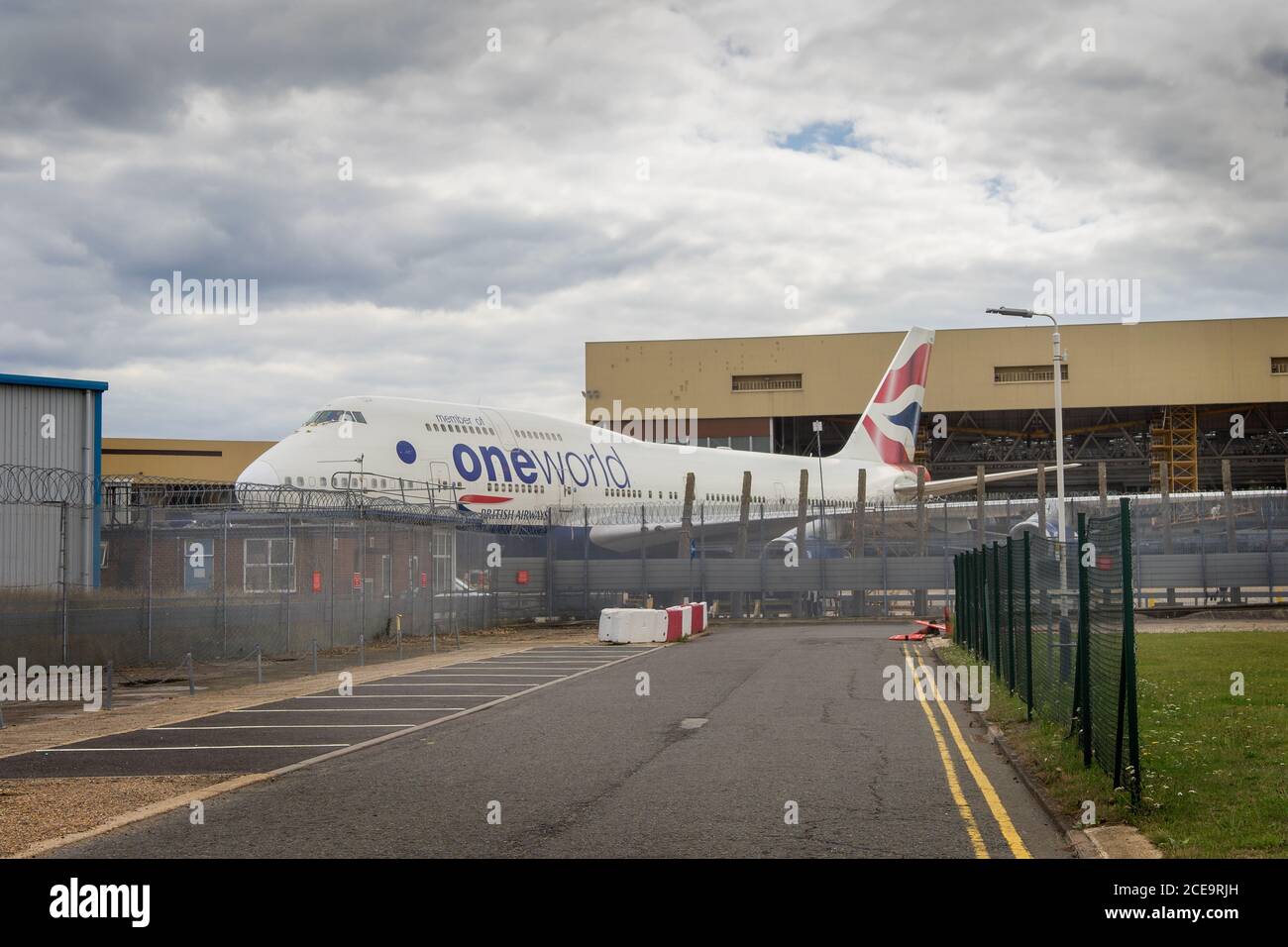 Die pensionierte Boeing 474 von British Airways parkte hinter dem Terminal am Flughafen Heathrow. London Stockfoto