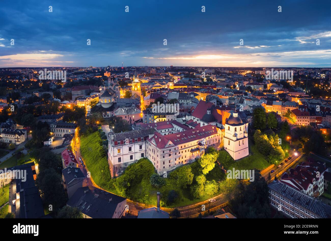 Lublin, Polen. Luftaufnahme der Altstadt bei Dämmerung mit historischer Dominikanerkloster im Vordergrund Stockfoto