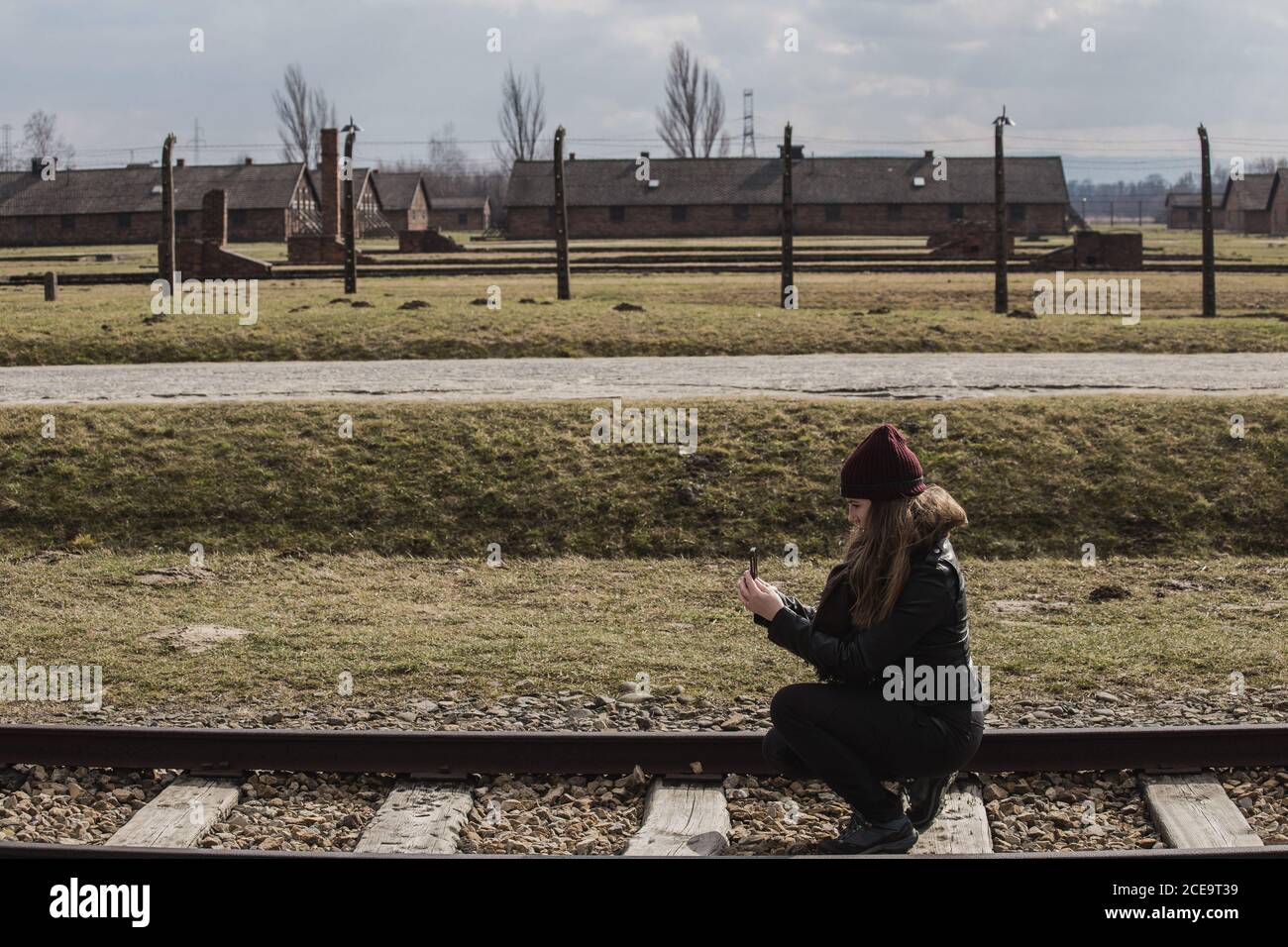 Touristische machen ein Foto auf der Bahn zum Haupteingang des Konzentrationslager Auschwitz Birkenau, Polen vom 12. März 2019 Stockfoto