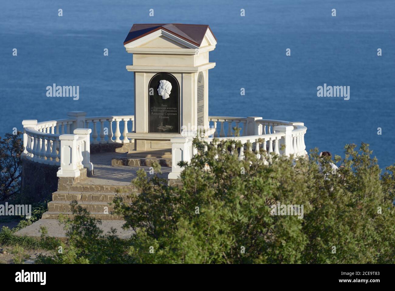 Die Rotunde Alexander Puschkins, des großen russischen Dichters, beim Kloster St. Georg neben Sewastopol, Krim, Ukraine, gegen das Schwarze Meer Stockfoto