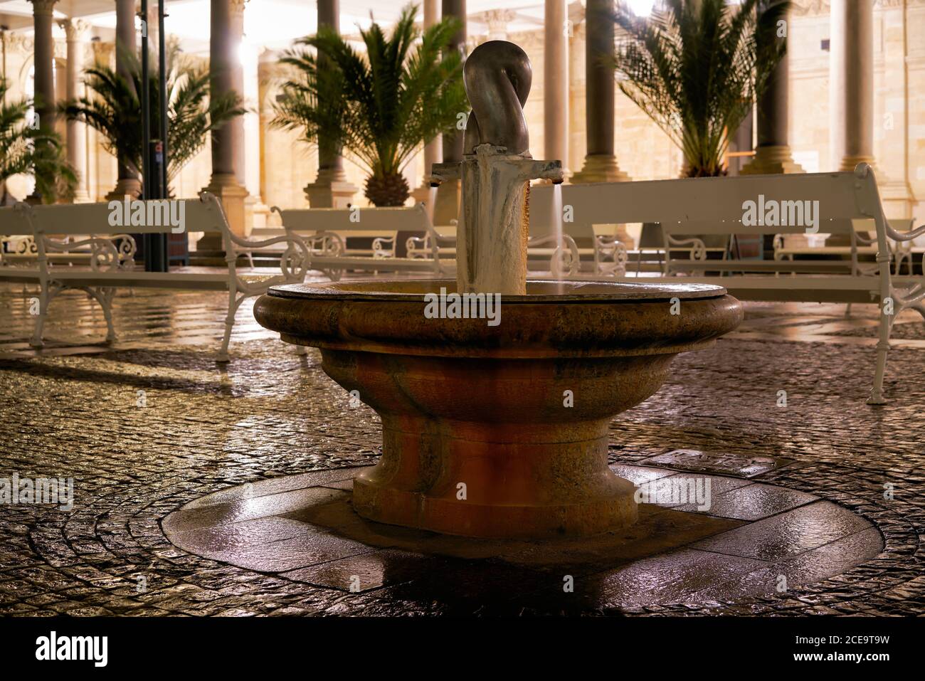 Thermalquelle mit Heilwasser vor der Mühle Kolonnade in Karlsbad Stockfoto