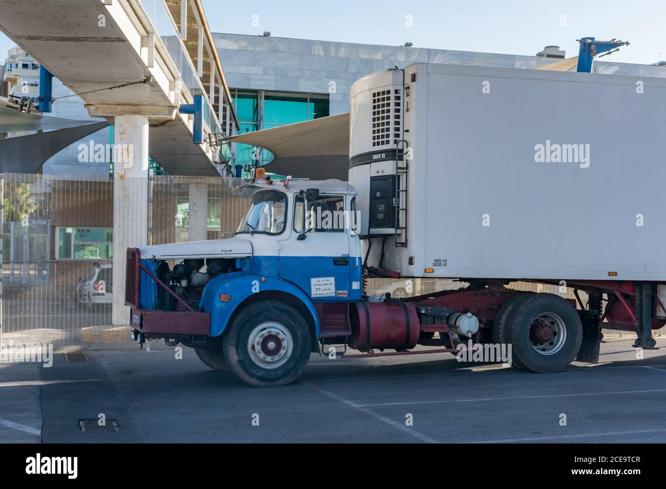 Berliet-Renault LKW von Argelia, im Hafen von Almeria. LKW mit mehr als fünfzig Jahren an einem gekühlten Sattelauflieger befestigt und noch in oper Stockfoto