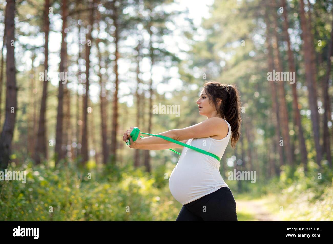 Portrait von glücklichen schwangeren Frau im Freien in der Natur, tun Übung. Stockfoto