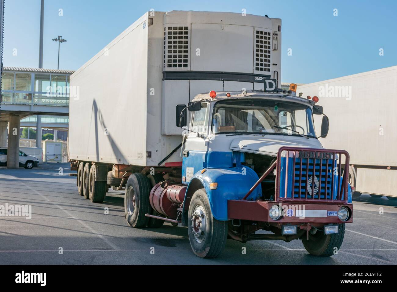 Berliet-Renault LKW von Argelia, im Hafen von Almeria. LKW mit mehr als fünfzig Jahren an einem gekühlten Sattelauflieger befestigt und noch in oper Stockfoto