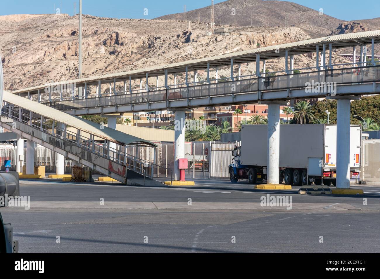 Berliet-Renault LKW von Argelia, im Hafen von Almeria. LKW mit mehr als fünfzig Jahren an einem gekühlten Sattelauflieger befestigt und noch in oper Stockfoto