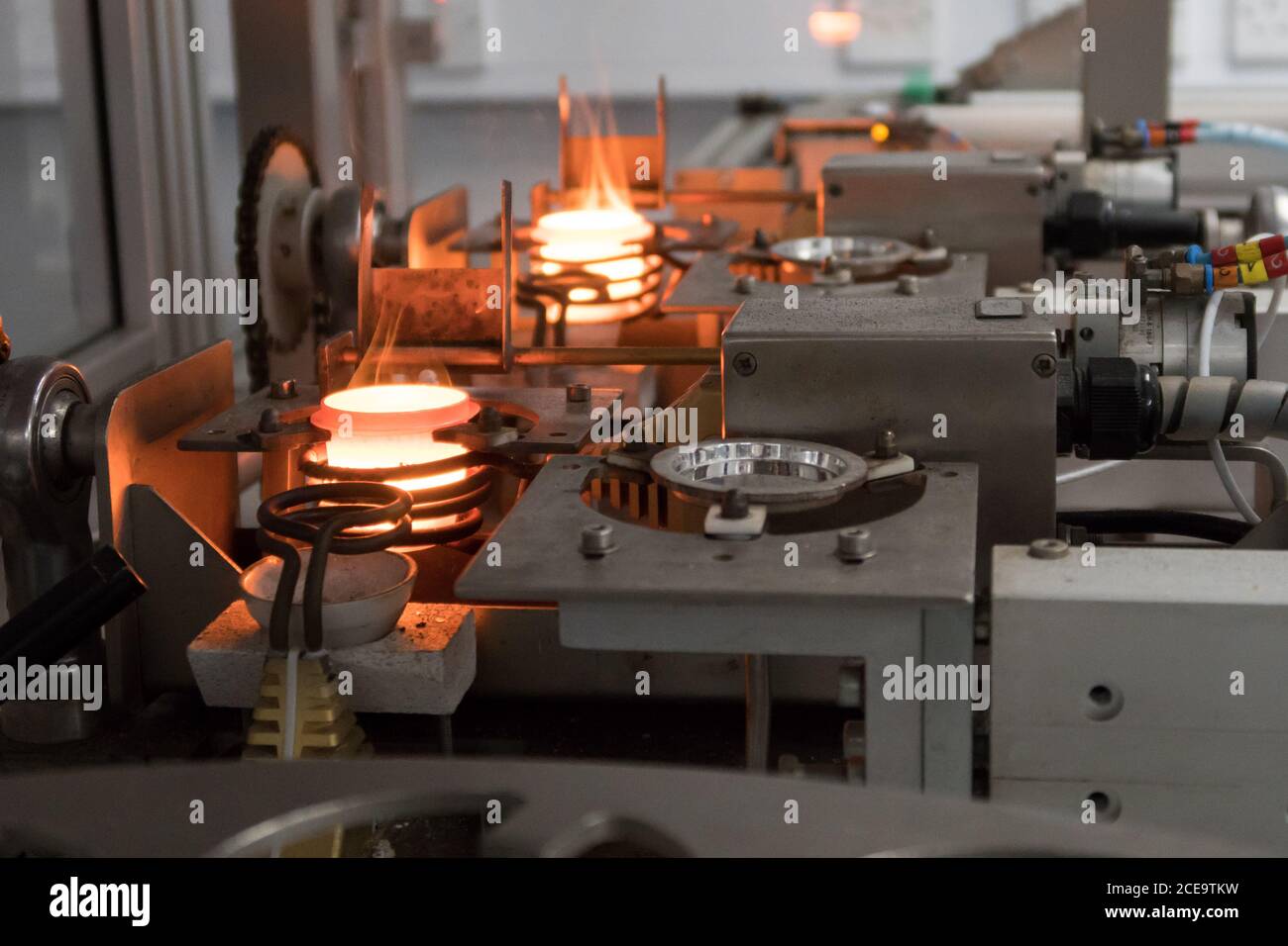 Fusion-Maschine. Probenvorbereitung Herstellung von Glasperlen für die RFA-Analyse in einem Wissenschaftslabor Stockfoto
